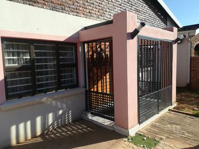 House For Sale in Lenasia Ext 6, Johannesburg