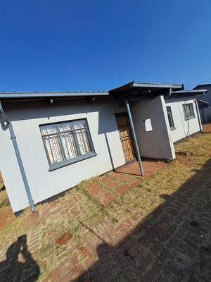House For Sale in Lenasia Ext 11, Johannesburg